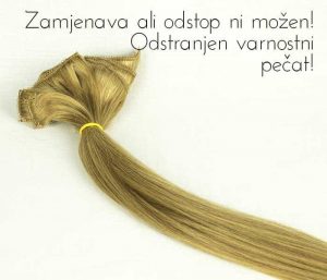 Snop blond lasnih podaljškov z rumenim trakom in napisom 'Zamenjava ni možna, pečat odstranjen'.“